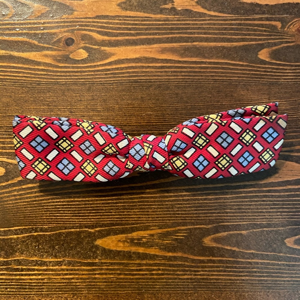 Skinny wine-colored mid-century vintage bow tie.